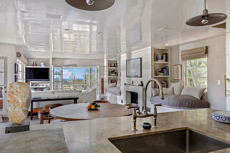 Amalfi Drive kitchen 2
