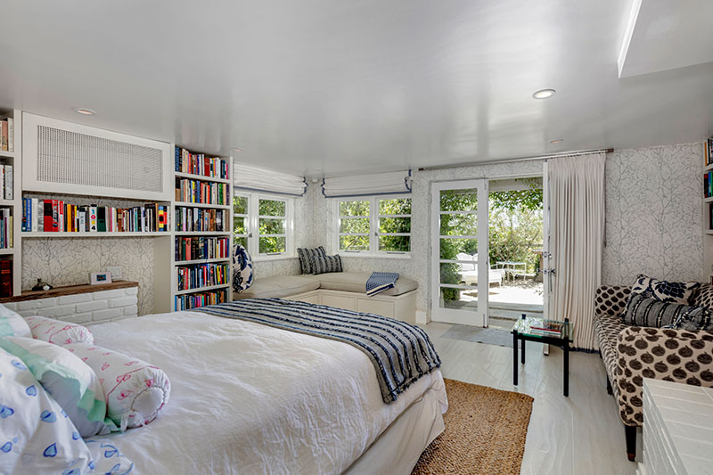 Amalfi Drive guest room
