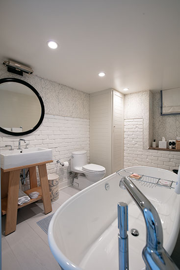 Amalfi Drive guest bathroom