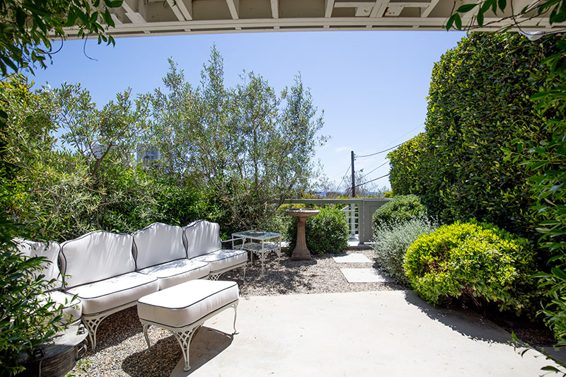 Amalfi Drive guest patio